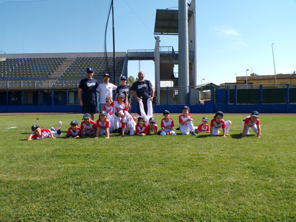 Squadra di pre baseball in posa per la foto di squadra